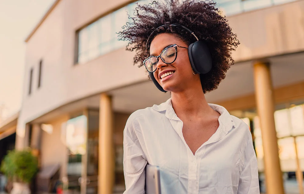 Fiverr freelance platform digital nomad woman.